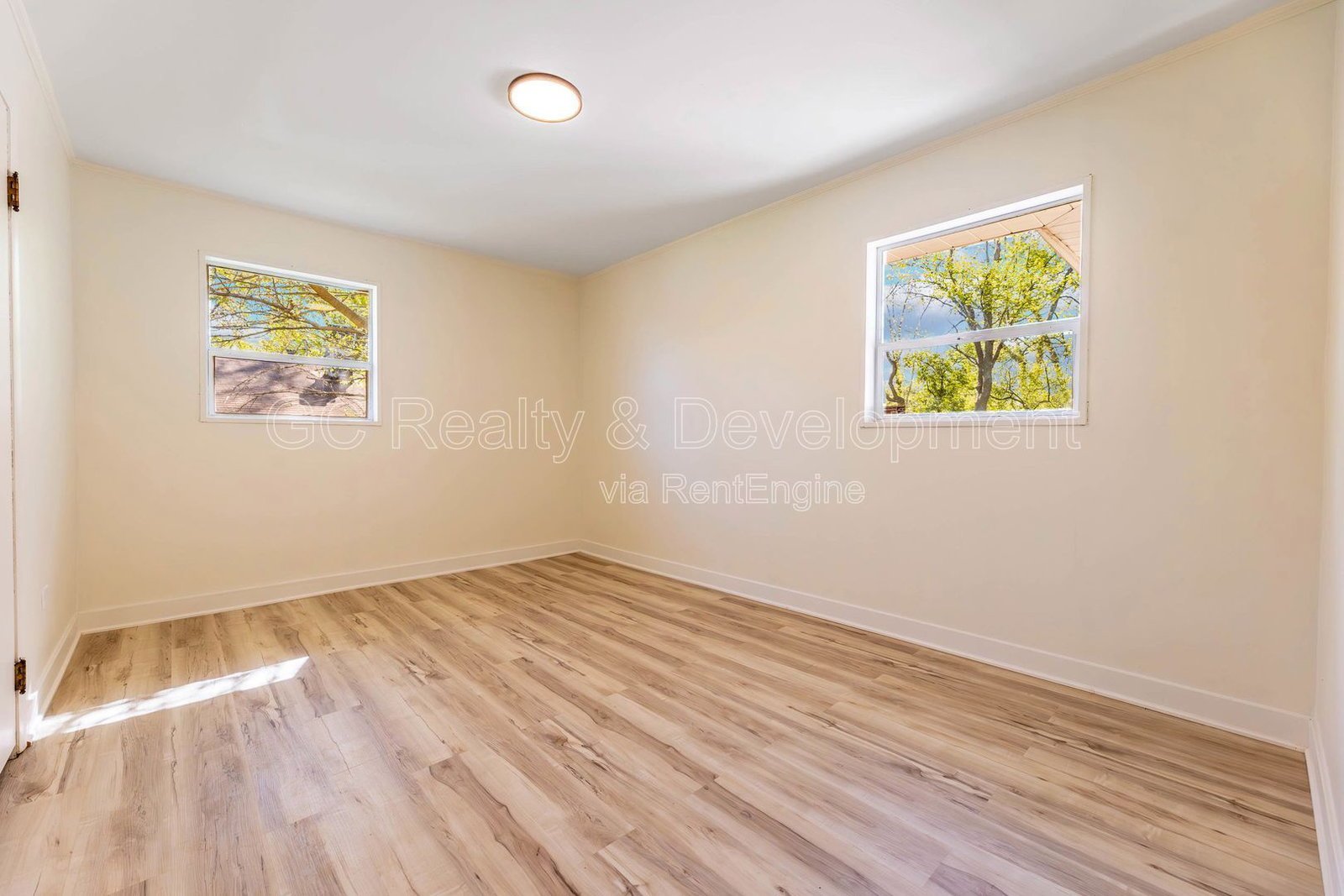 *** 4 BDRM / CENTRAL AC / ATTACHED GARAGE / LAWN CARE INCL / PET FRIENDLY *** property image