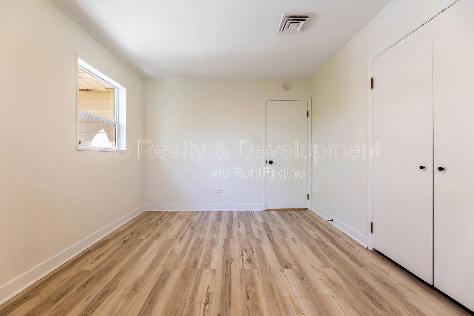 *** 4 BDRM / CENTRAL AC / ATTACHED GARAGE / LAWN CARE INCL / PET FRIENDLY *** property image