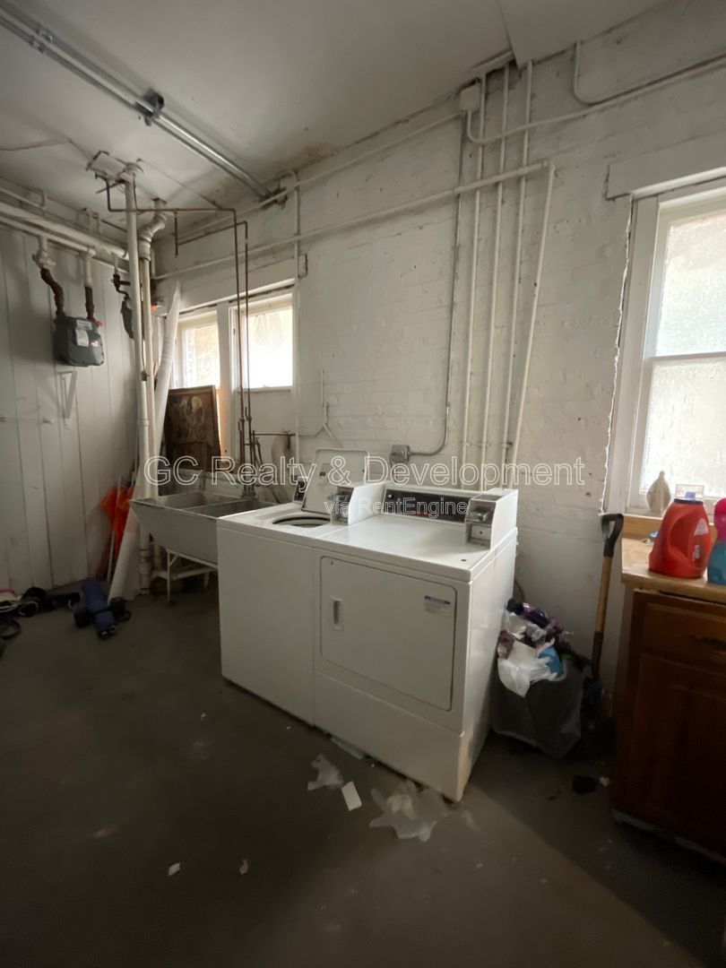 *** COMPLETELY RENOVATED 3 BDRM / ROGERS PARK / APPL INCL / LAUNDRY IN BUILDING*** property image