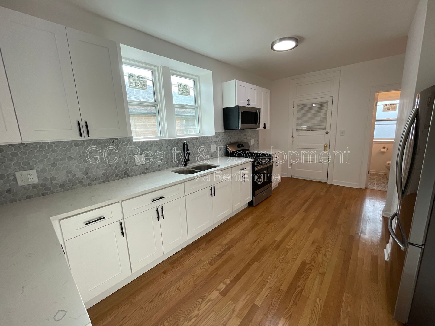*** COMPLETELY RENOVATED 3 BDRM / ROGERS PARK / APPL INCL / LAUNDRY IN BUILDING*** property image