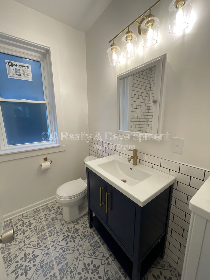 *** COMPLETELY RENOVATED 3 BDRM / ROGERS PARK / APPL INCL / LAUNDRY IN BUILDING*** property image