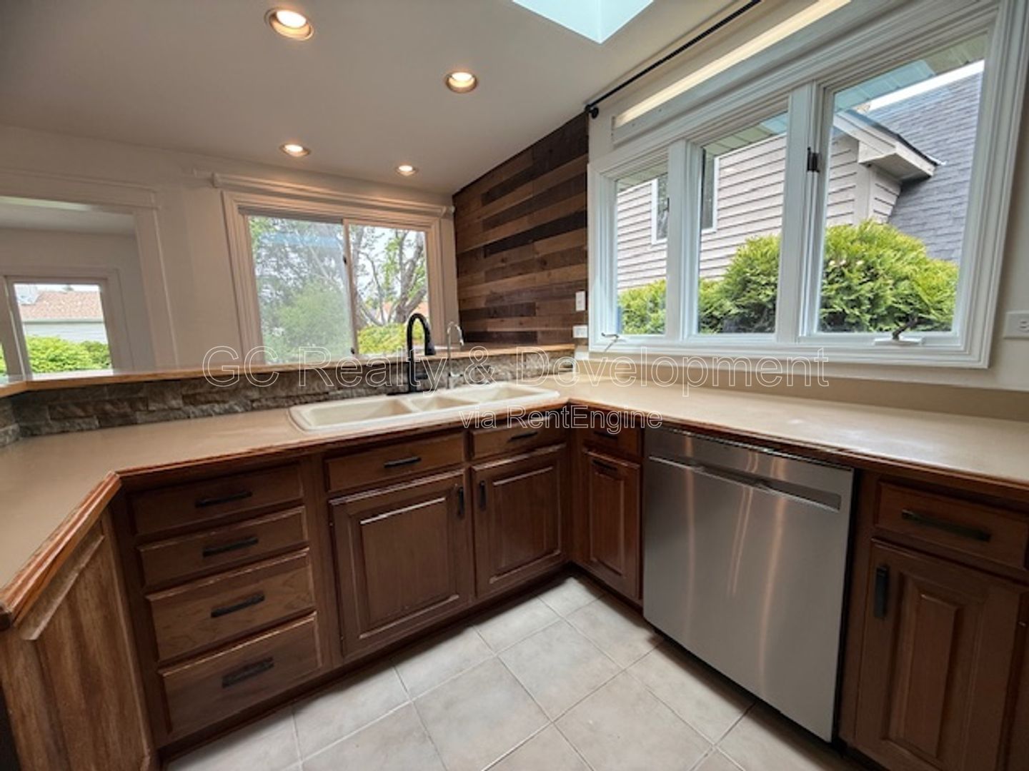*** 4 BDRM - 2 BTH / FINISHED BSMT / PET FRIENDLY / UPDATED THROUGHOUT / FENCED YARD *** property image