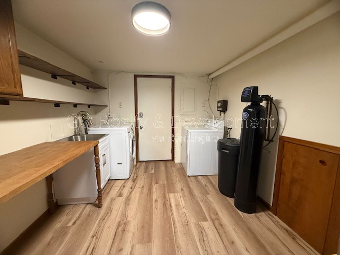 *** 4 BDRM - 2 BTH / FINISHED BSMT / PET FRIENDLY / UPDATED THROUGHOUT / FENCED YARD *** property image