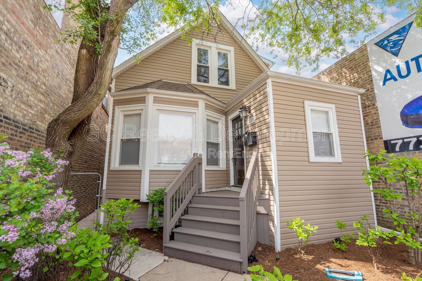 *** 3 BDRM - 3.5 BTH / FULLY RENOVATED / FINISHED BSMT / DETACHED GARAGE / IN UNIT LAUNDRY *** property image