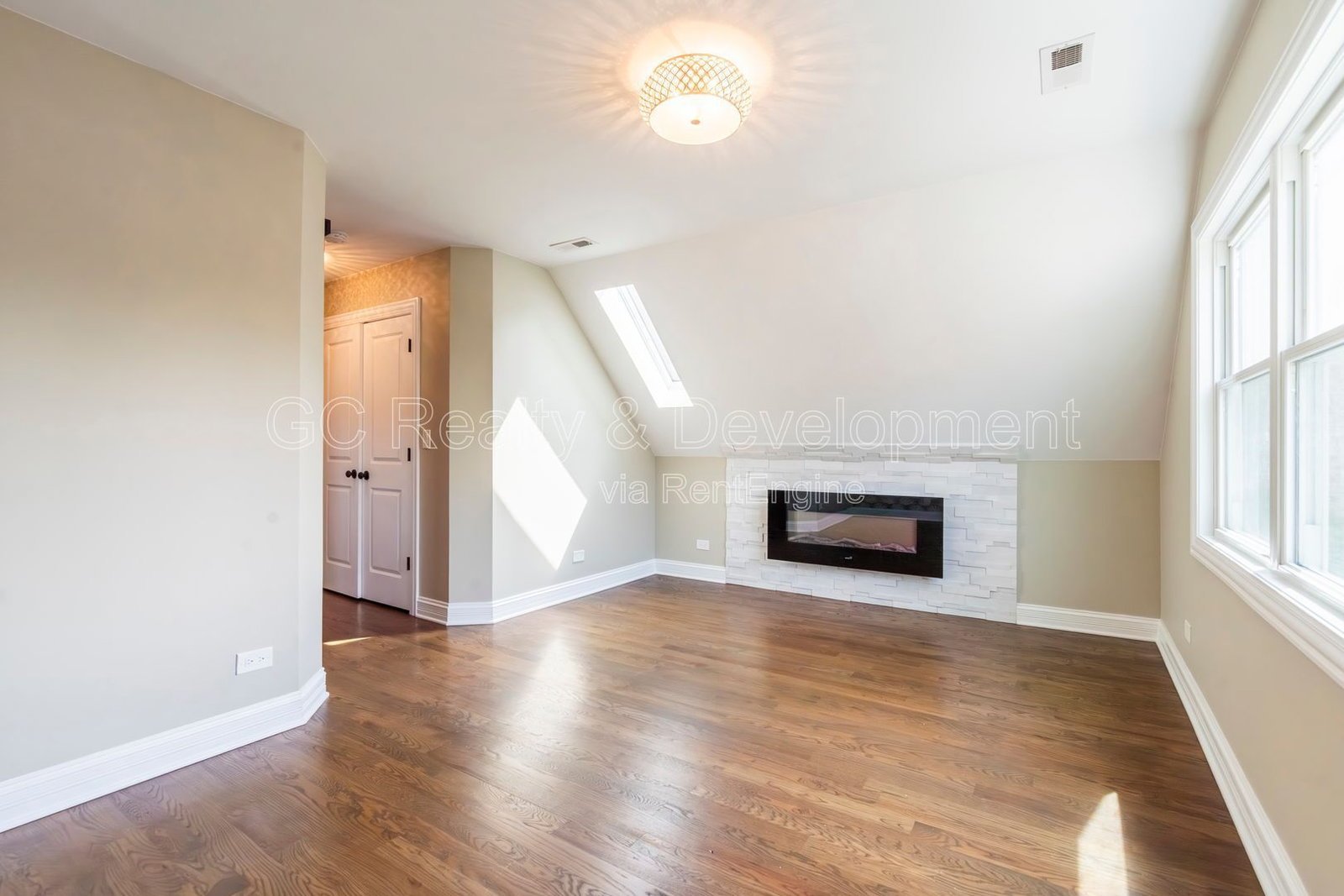 *** 3 BDRM - 3.5 BTH / FULLY RENOVATED / FINISHED BSMT / DETACHED GARAGE / IN UNIT LAUNDRY *** property image