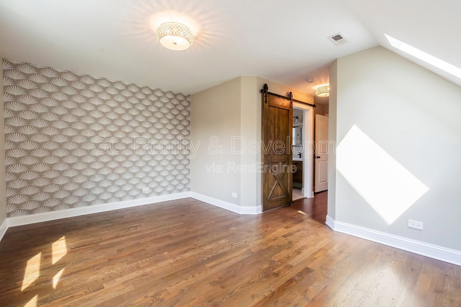 *** 3 BDRM - 3.5 BTH / FULLY RENOVATED / FINISHED BSMT / DETACHED GARAGE / IN UNIT LAUNDRY *** property image
