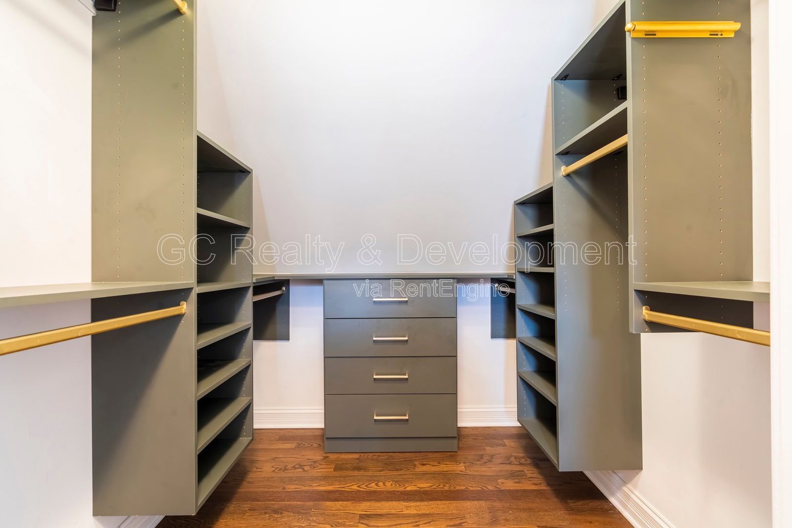*** 3 BDRM - 3.5 BTH / FULLY RENOVATED / FINISHED BSMT / DETACHED GARAGE / IN UNIT LAUNDRY *** property image