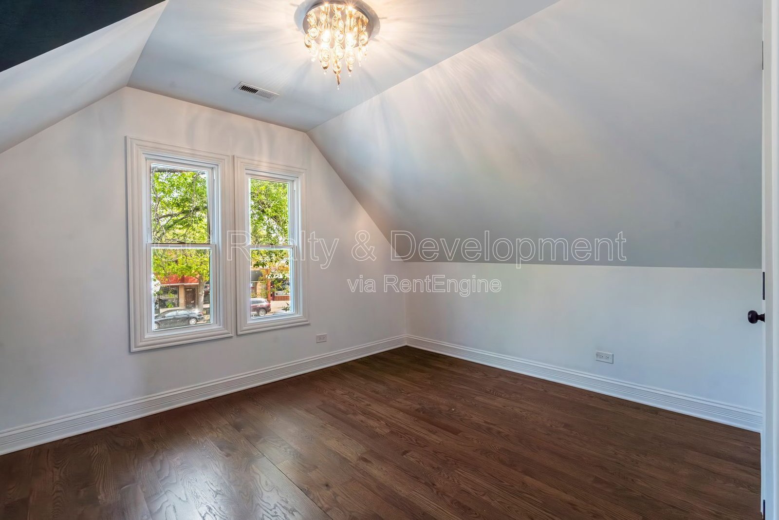 *** 3 BDRM - 3.5 BTH / FULLY RENOVATED / FINISHED BSMT / DETACHED GARAGE / IN UNIT LAUNDRY *** property image