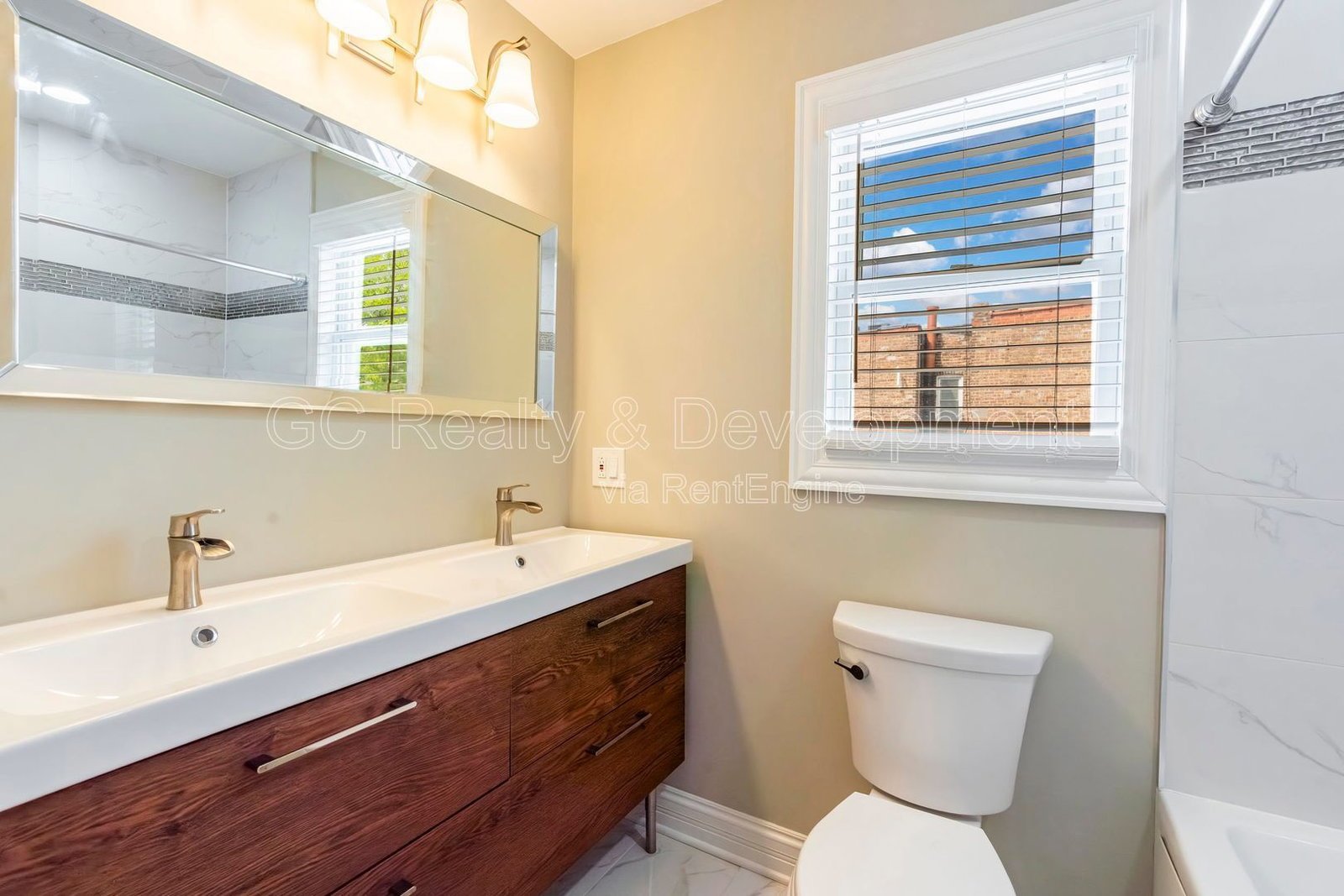 *** 3 BDRM - 3.5 BTH / FULLY RENOVATED / FINISHED BSMT / DETACHED GARAGE / IN UNIT LAUNDRY *** property image