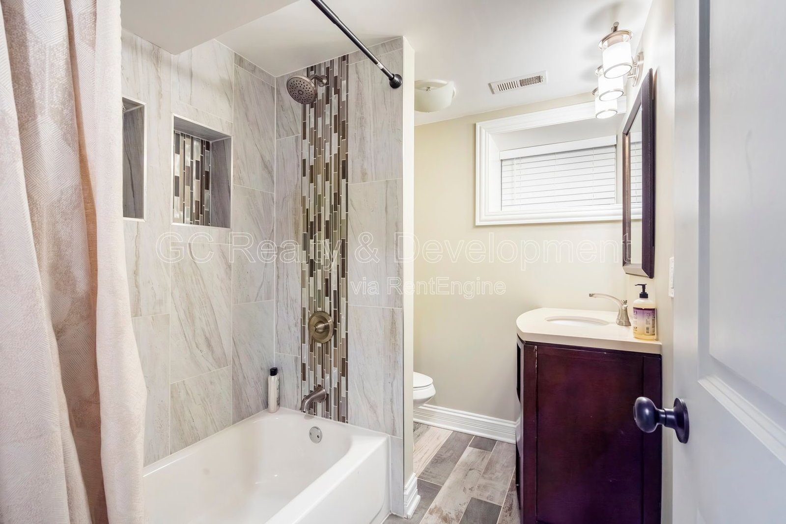 *** 3 BDRM - 3.5 BTH / FULLY RENOVATED / FINISHED BSMT / DETACHED GARAGE / IN UNIT LAUNDRY *** property image