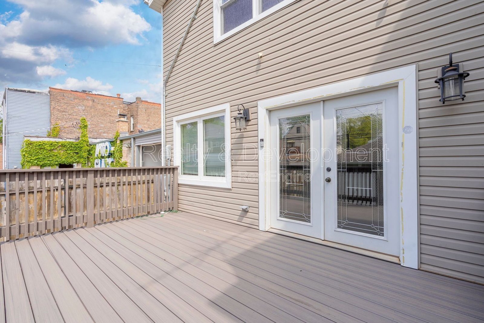 *** 3 BDRM - 3.5 BTH / FULLY RENOVATED / FINISHED BSMT / DETACHED GARAGE / IN UNIT LAUNDRY *** property image