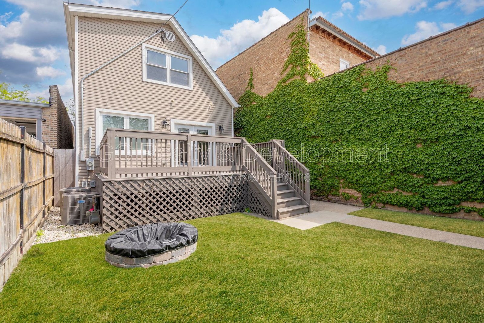 *** 3 BDRM - 3.5 BTH / FULLY RENOVATED / FINISHED BSMT / DETACHED GARAGE / IN UNIT LAUNDRY *** property image