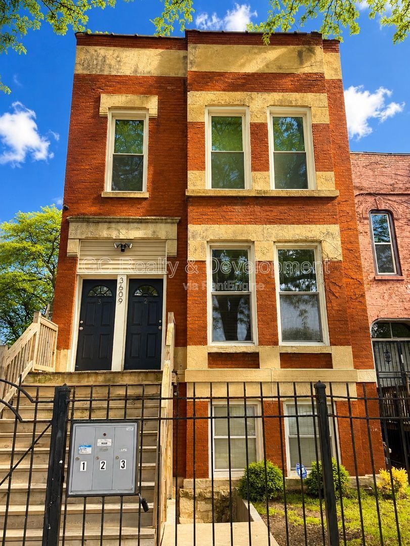 *** 2 BDRM / PARKING INCL / CENTRAL AC / SS APPL / FREE LAUNDRY ON SITE *** property image