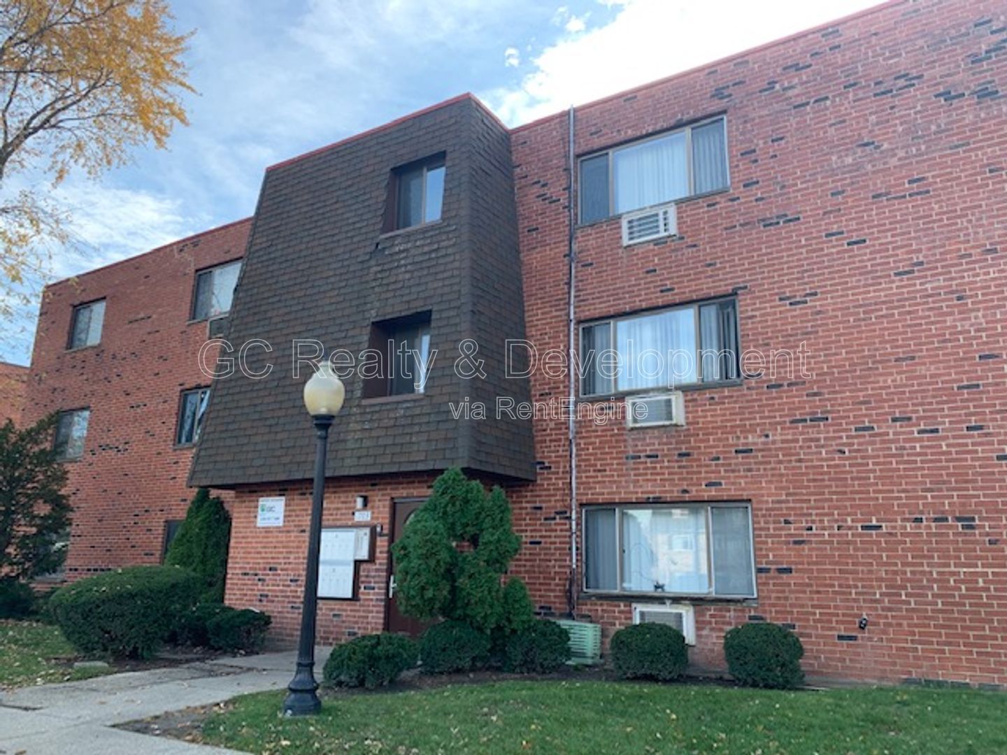 *** 2 BDRM / PARKING INCLUDED / LAUNDRY ON SITE / ONLY PAY ELECTRIC *** property image