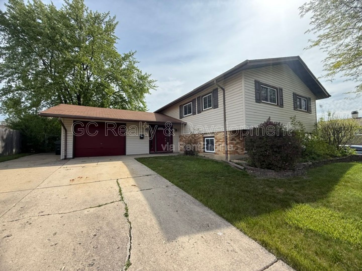 *** 4BR - 2BA / TRI-LEVEL / UPDATED THROUGHOUT / LARGE YARD W/ DECK / WALK OUT BSMT  *** property image