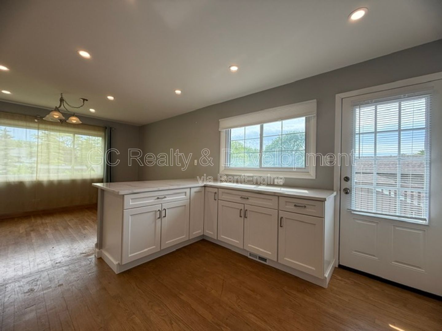 *** 4BR - 2BA / TRI-LEVEL / UPDATED THROUGHOUT / LARGE YARD W/ DECK / WALK OUT BSMT  *** property image