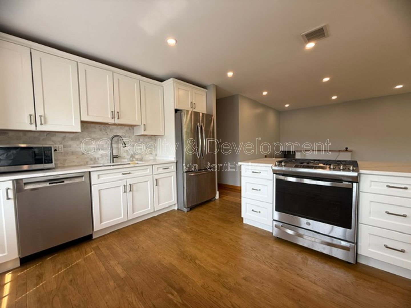*** 4BR - 2BA / TRI-LEVEL / UPDATED THROUGHOUT / LARGE YARD W/ DECK / WALK OUT BSMT  *** property image