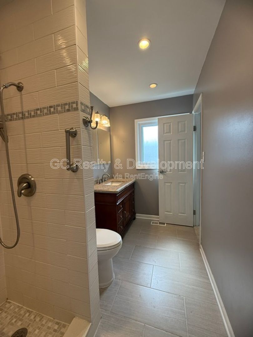 *** 4BR - 2BA / TRI-LEVEL / UPDATED THROUGHOUT / LARGE YARD W/ DECK / WALK OUT BSMT  *** property image