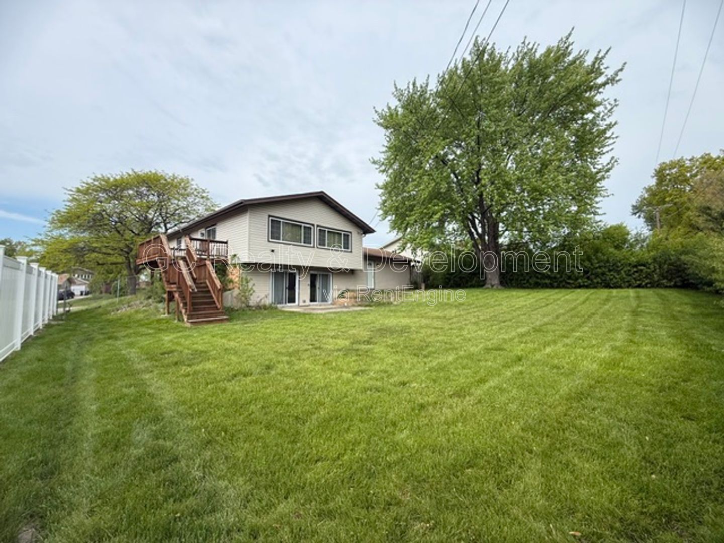 *** 4BR - 2BA / TRI-LEVEL / UPDATED THROUGHOUT / LARGE YARD W/ DECK / WALK OUT BSMT  *** property image
