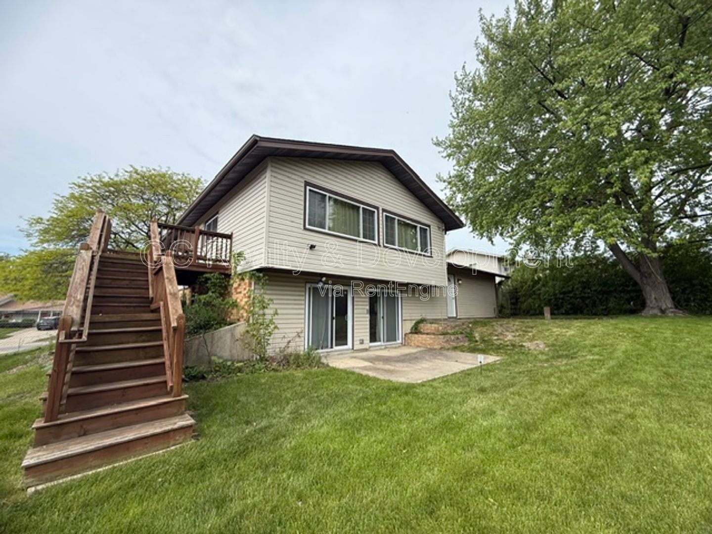 *** 4BR - 2BA / TRI-LEVEL / UPDATED THROUGHOUT / LARGE YARD W/ DECK / WALK OUT BSMT  *** property image