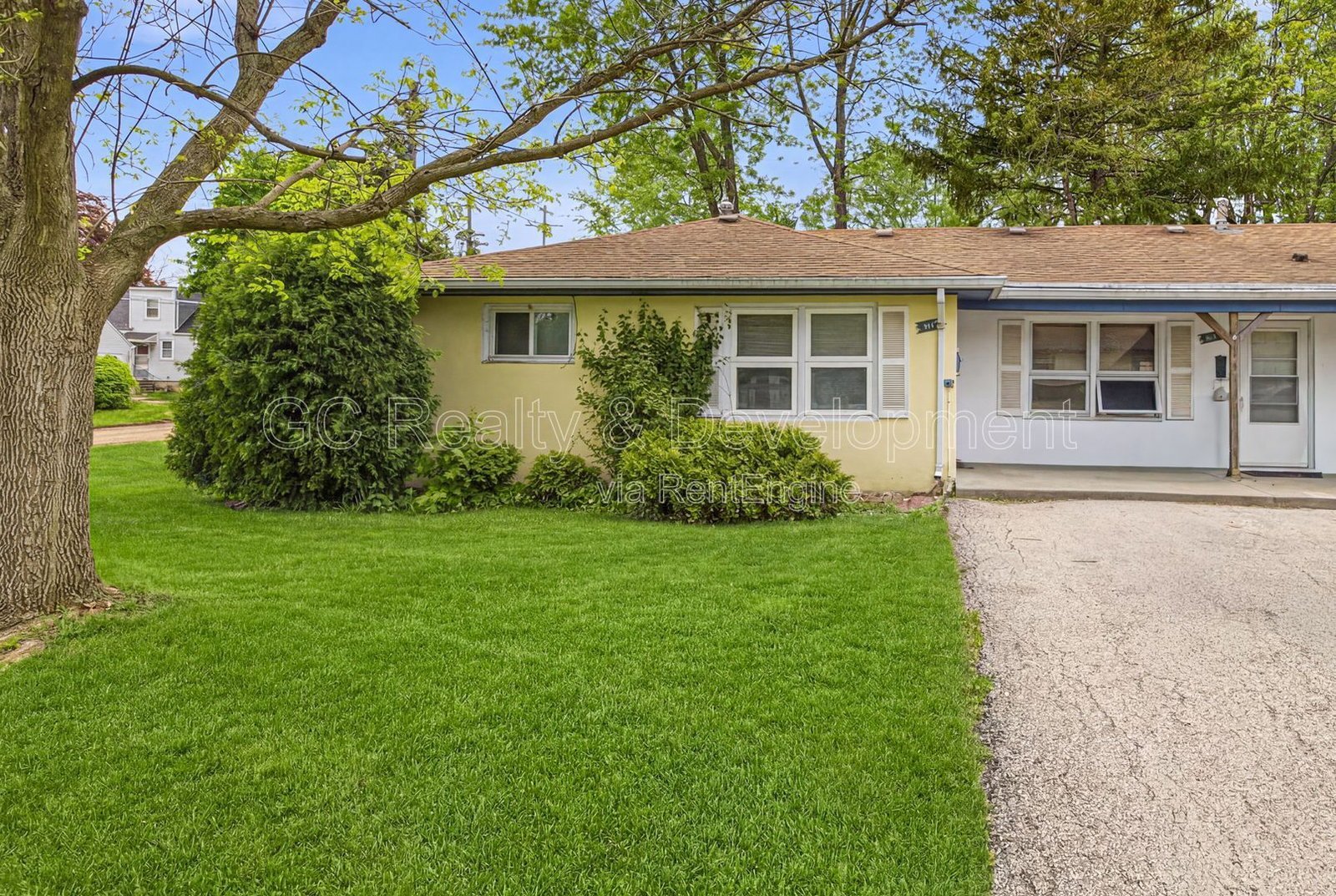 *** 2 BDRM / CENTRAL AC / SS APPL / PARKING INCLUDED / ONLY PAY GAS & ELECTRIC *** property image