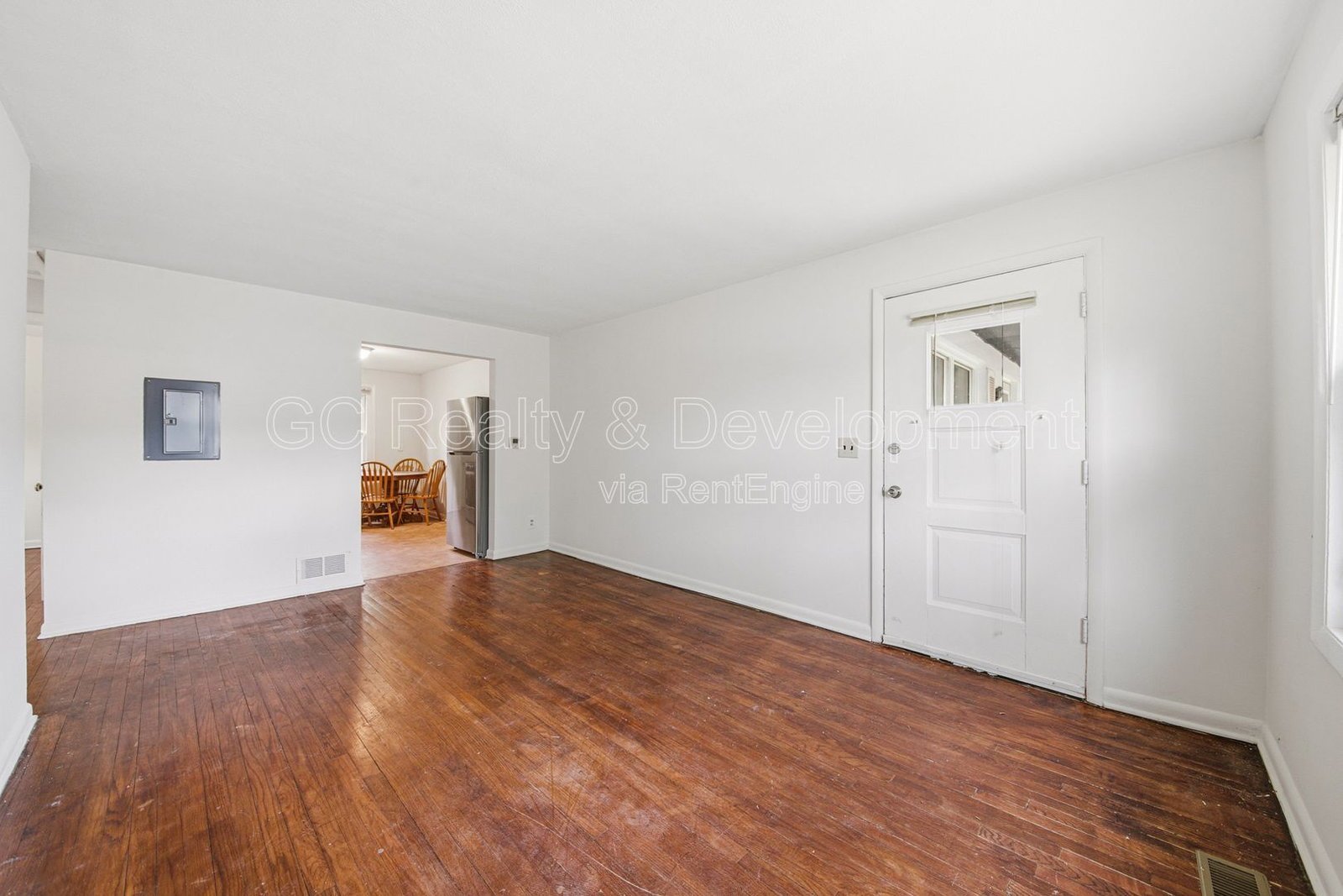 *** 2 BDRM / CENTRAL AC / SS APPL / PARKING INCLUDED / ONLY PAY GAS & ELECTRIC *** property image