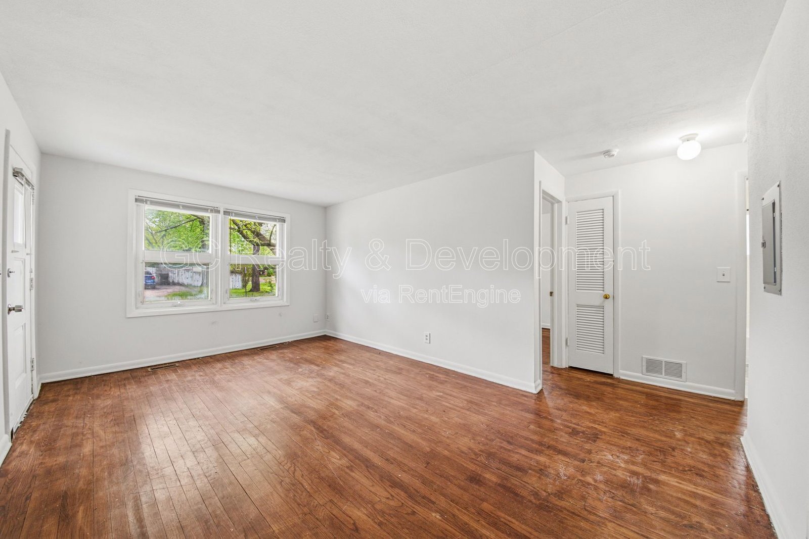 *** 2 BDRM / CENTRAL AC / SS APPL / PARKING INCLUDED / ONLY PAY GAS & ELECTRIC *** property image