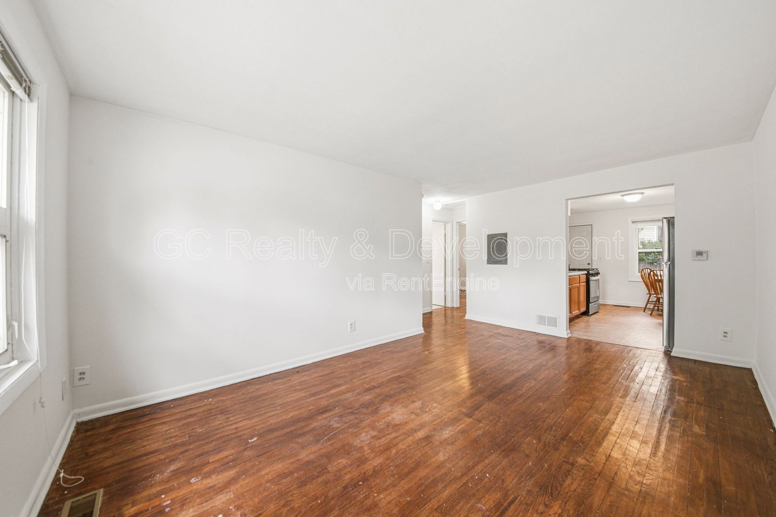 *** 2 BDRM / CENTRAL AC / SS APPL / PARKING INCLUDED / ONLY PAY GAS & ELECTRIC *** property image