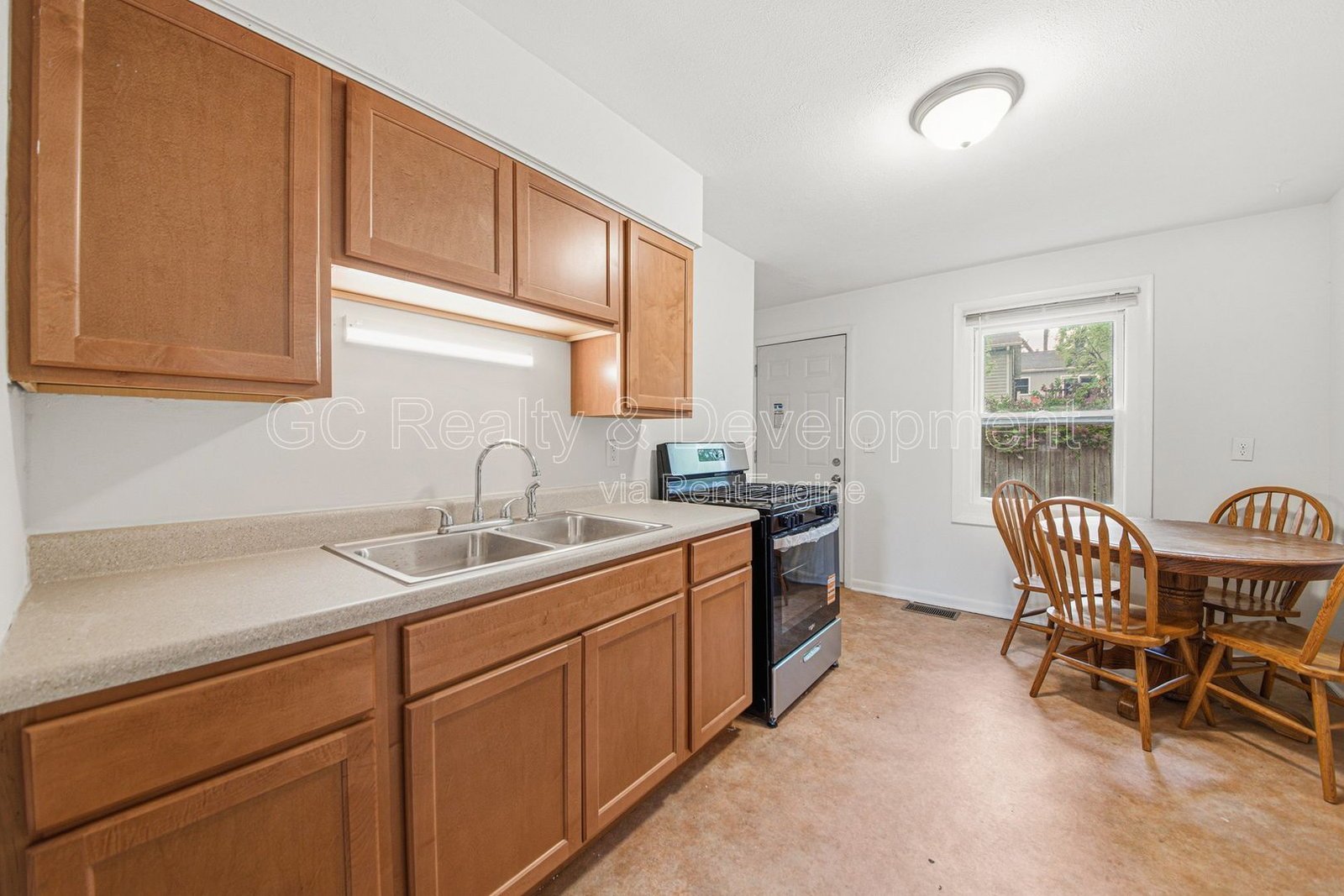*** 2 BDRM / CENTRAL AC / SS APPL / PARKING INCLUDED / ONLY PAY GAS & ELECTRIC *** property image