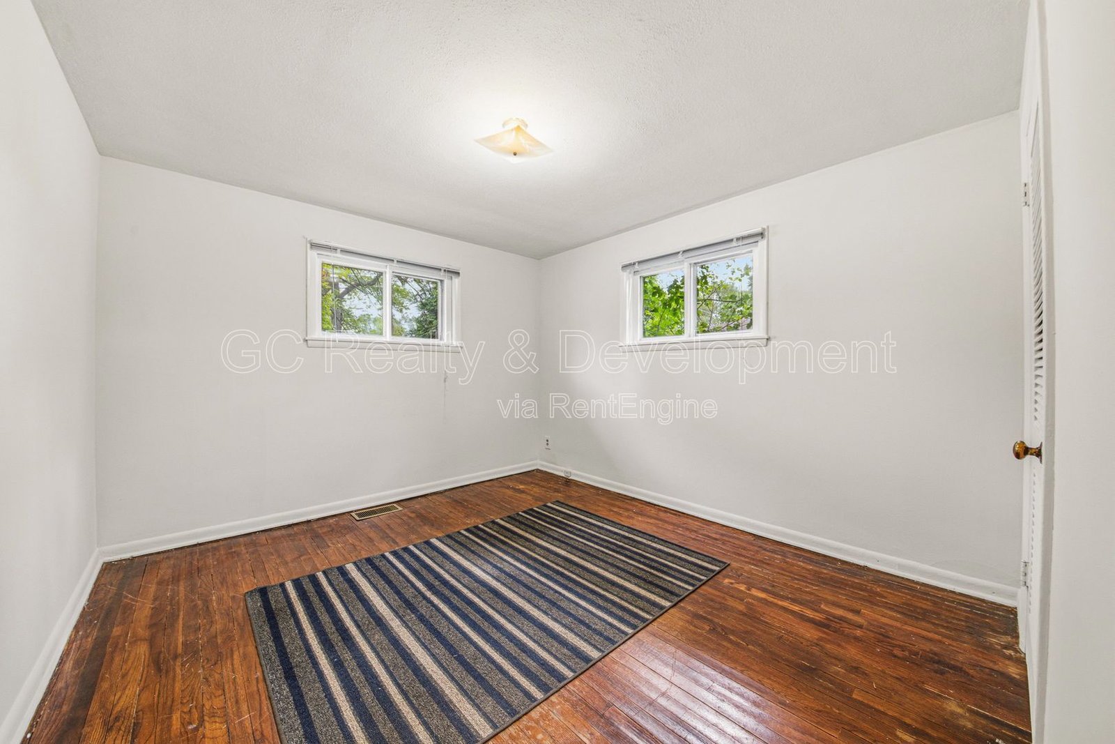 *** 2 BDRM / CENTRAL AC / SS APPL / PARKING INCLUDED / ONLY PAY GAS & ELECTRIC *** property image