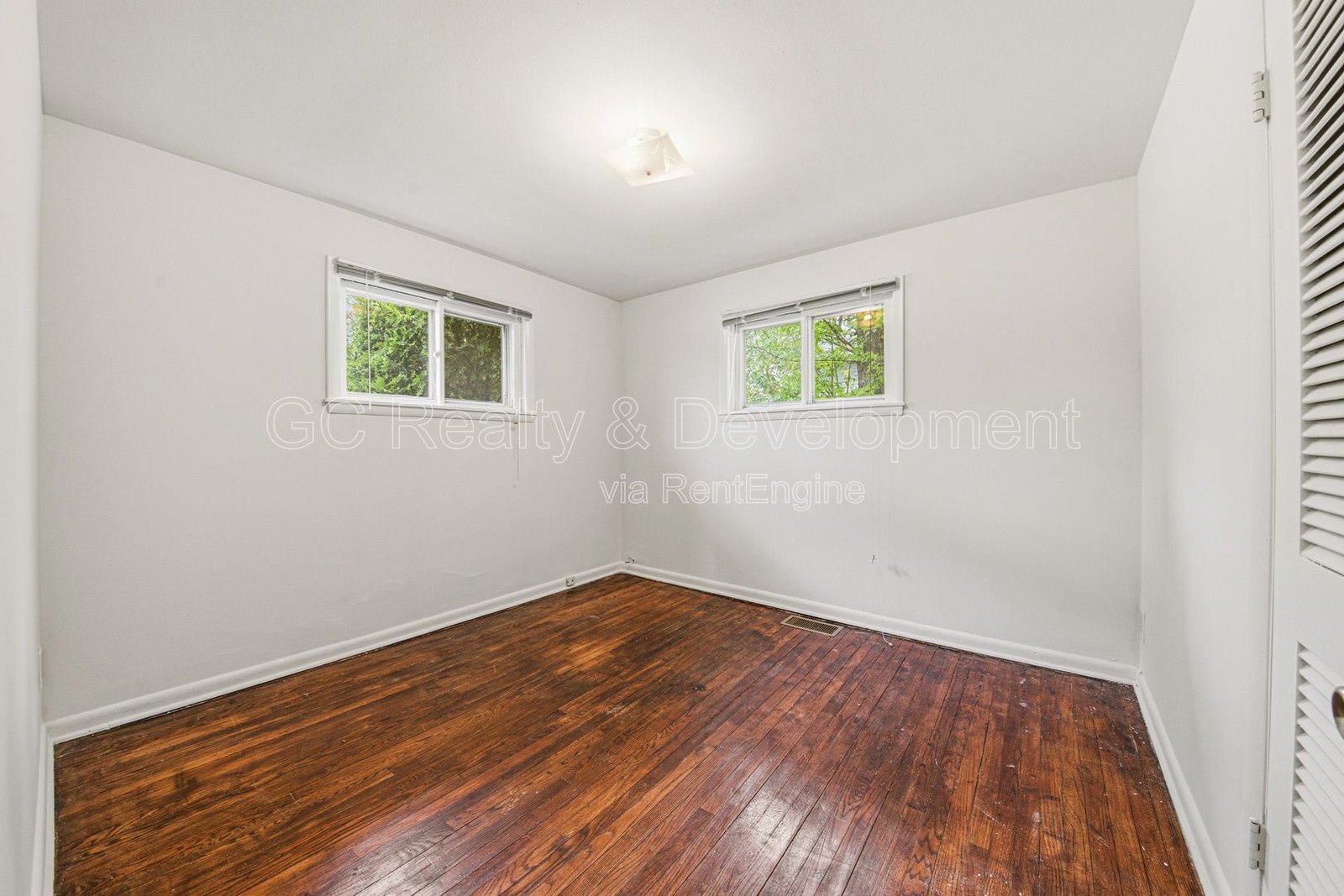 *** 2 BDRM / CENTRAL AC / SS APPL / PARKING INCLUDED / ONLY PAY GAS & ELECTRIC *** property image
