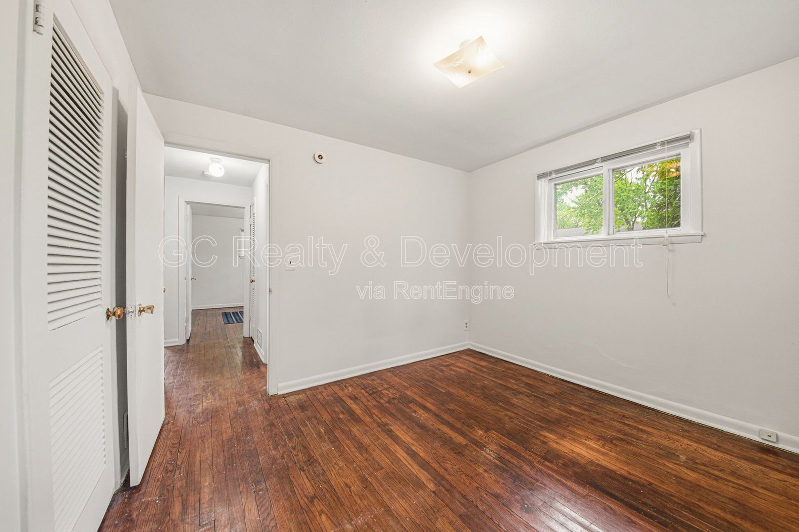 *** 2 BDRM / CENTRAL AC / SS APPL / PARKING INCLUDED / ONLY PAY GAS & ELECTRIC *** property image