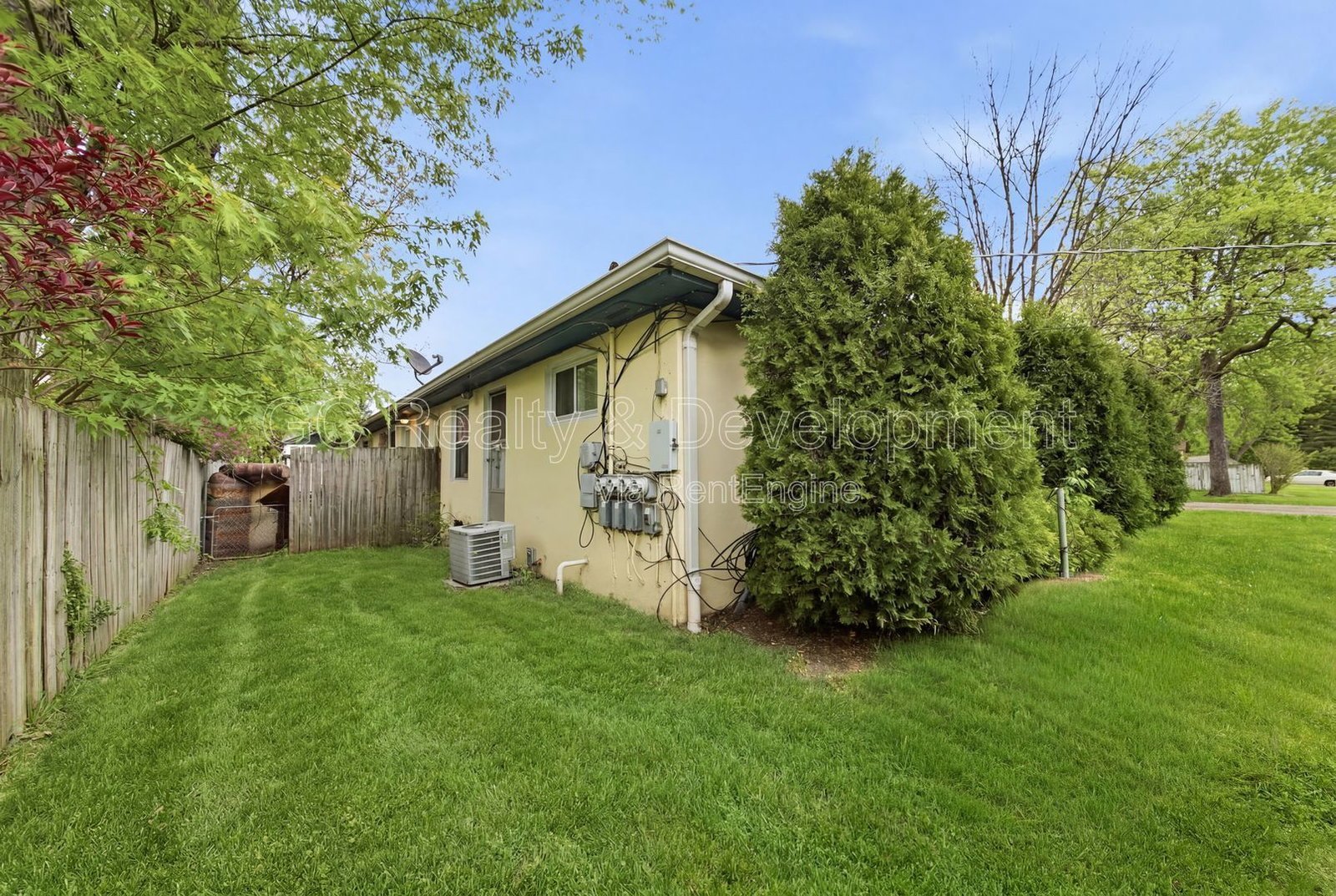 *** 2 BDRM / CENTRAL AC / SS APPL / PARKING INCLUDED / ONLY PAY GAS & ELECTRIC *** property image