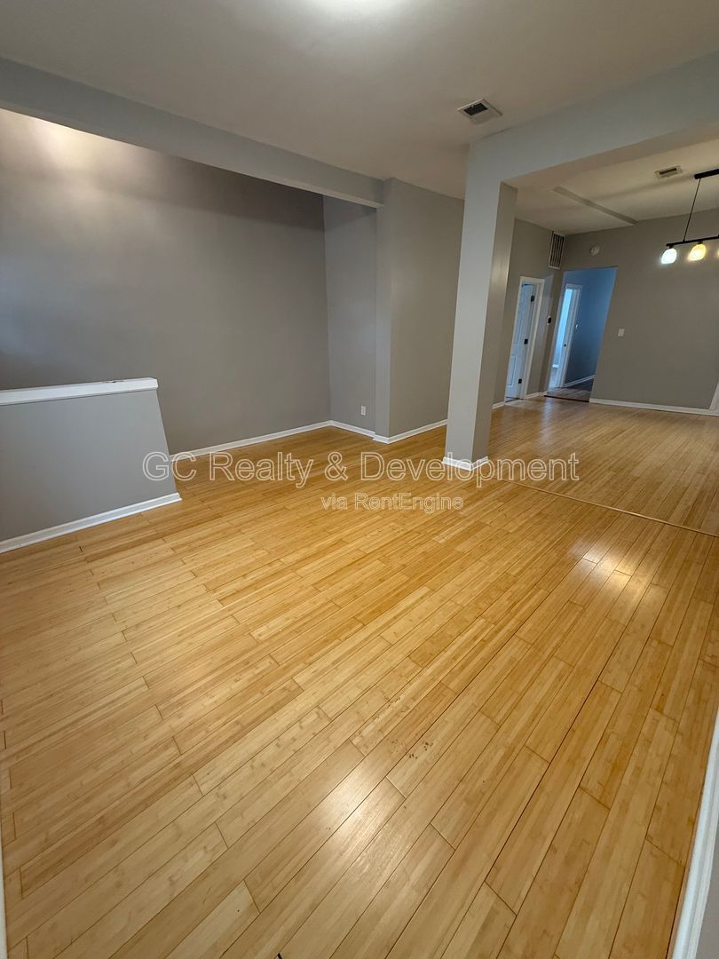 *** 2 BDRM / PARKING INCL / CENTRAL AC / SS APPL / FREE LAUNDRY ON SITE *** property image