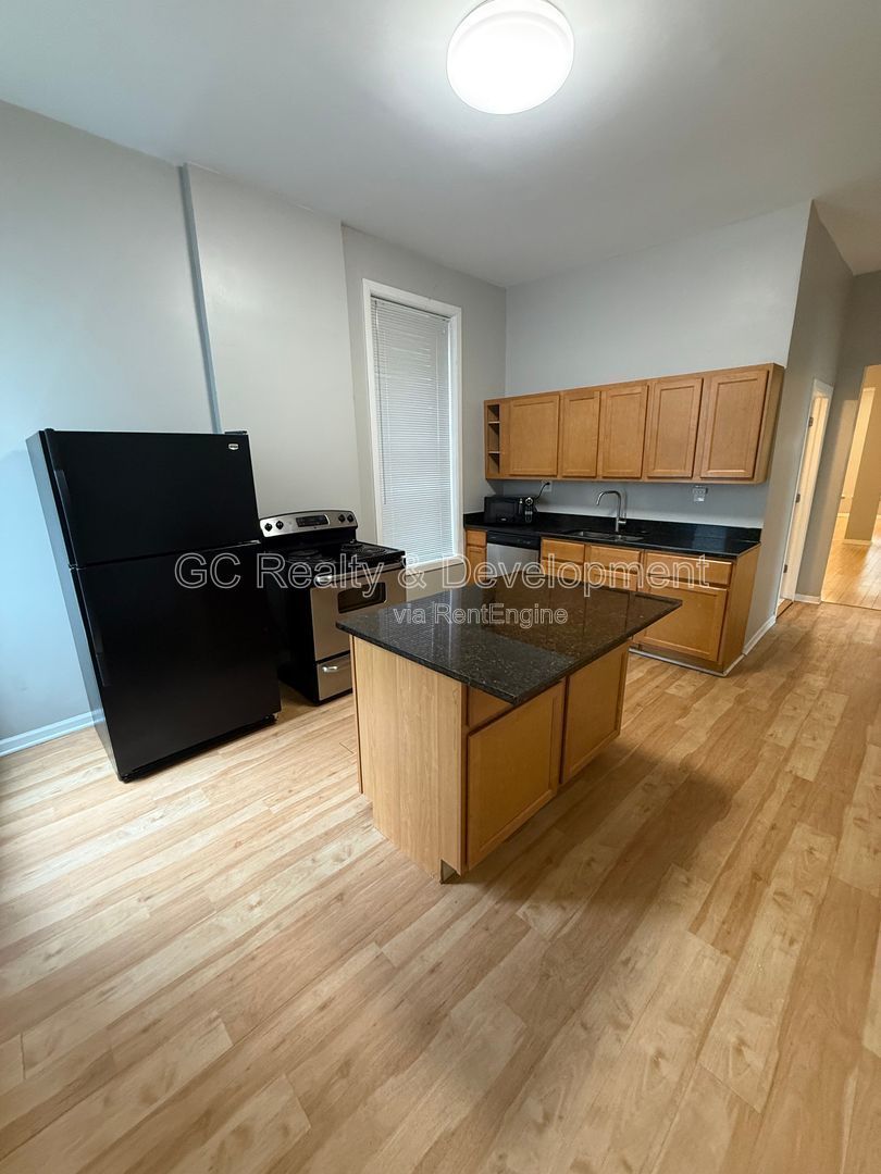 *** 2 BDRM / PARKING INCL / CENTRAL AC / SS APPL / FREE LAUNDRY ON SITE *** property image