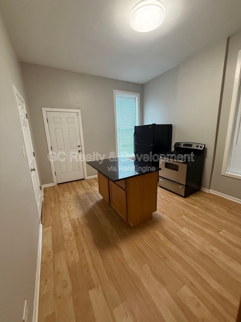 *** 2 BDRM / PARKING INCL / CENTRAL AC / SS APPL / FREE LAUNDRY ON SITE *** property image