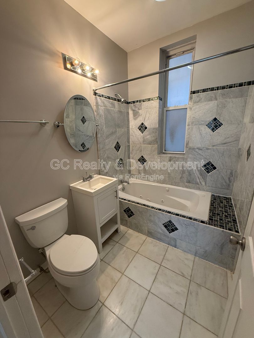 *** 2 BDRM / PARKING INCL / CENTRAL AC / SS APPL / FREE LAUNDRY ON SITE *** property image