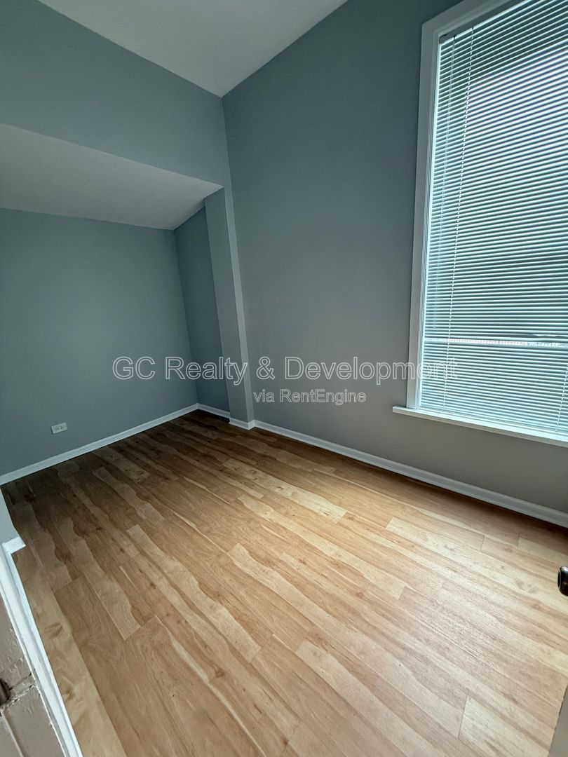 *** 2 BDRM / PARKING INCL / CENTRAL AC / SS APPL / FREE LAUNDRY ON SITE *** property image