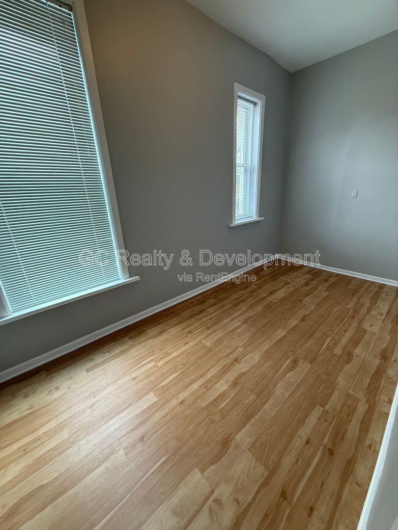 *** 2 BDRM / PARKING INCL / CENTRAL AC / SS APPL / FREE LAUNDRY ON SITE *** property image