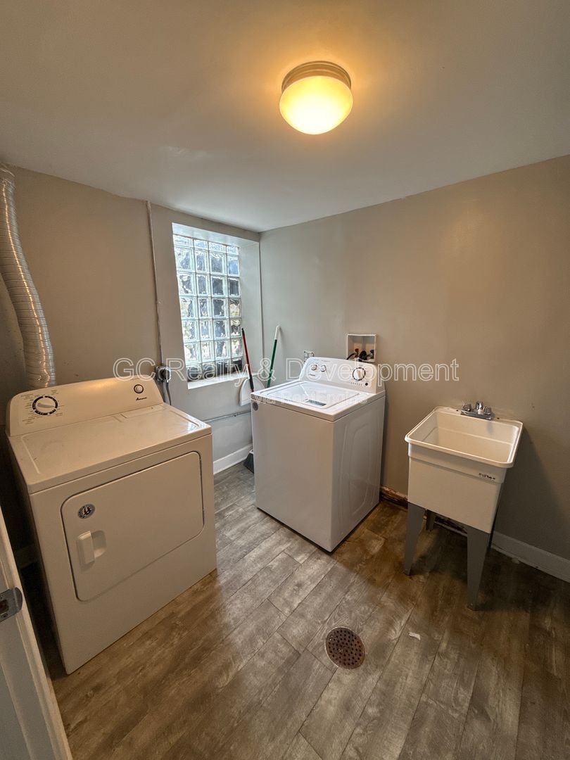 *** 2 BDRM / PARKING INCL / CENTRAL AC / SS APPL / FREE LAUNDRY ON SITE *** property image