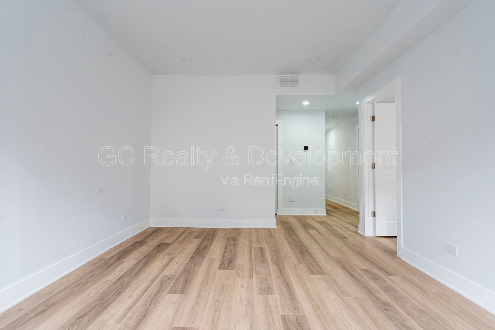 *** UPDATED THROUGHOUT / WRIGLEYVILLE / 3 BDRM - 1.5 BTH / PET FRIENDLY / IN UNIT LAUNDRY *** property image