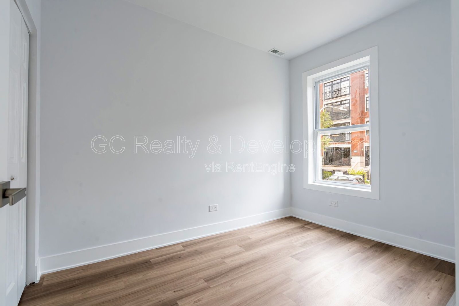 *** UPDATED THROUGHOUT / WRIGLEYVILLE / 3 BDRM - 1.5 BTH / PET FRIENDLY / IN UNIT LAUNDRY *** property image