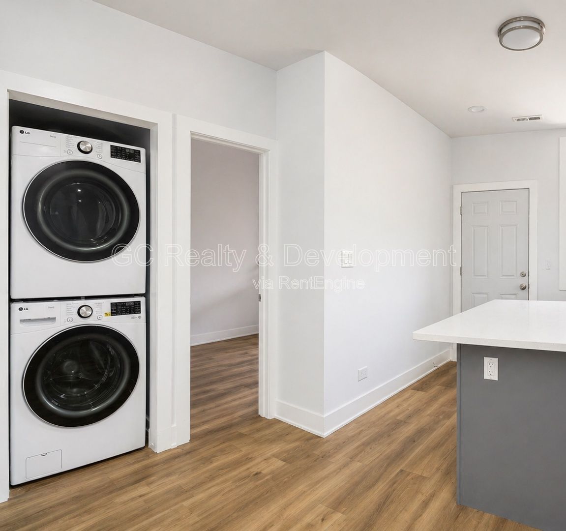 *** UPDATED THROUGHOUT / WRIGLEYVILLE / 3 BDRM - 1.5 BTH / PET FRIENDLY / IN UNIT LAUNDRY *** property image