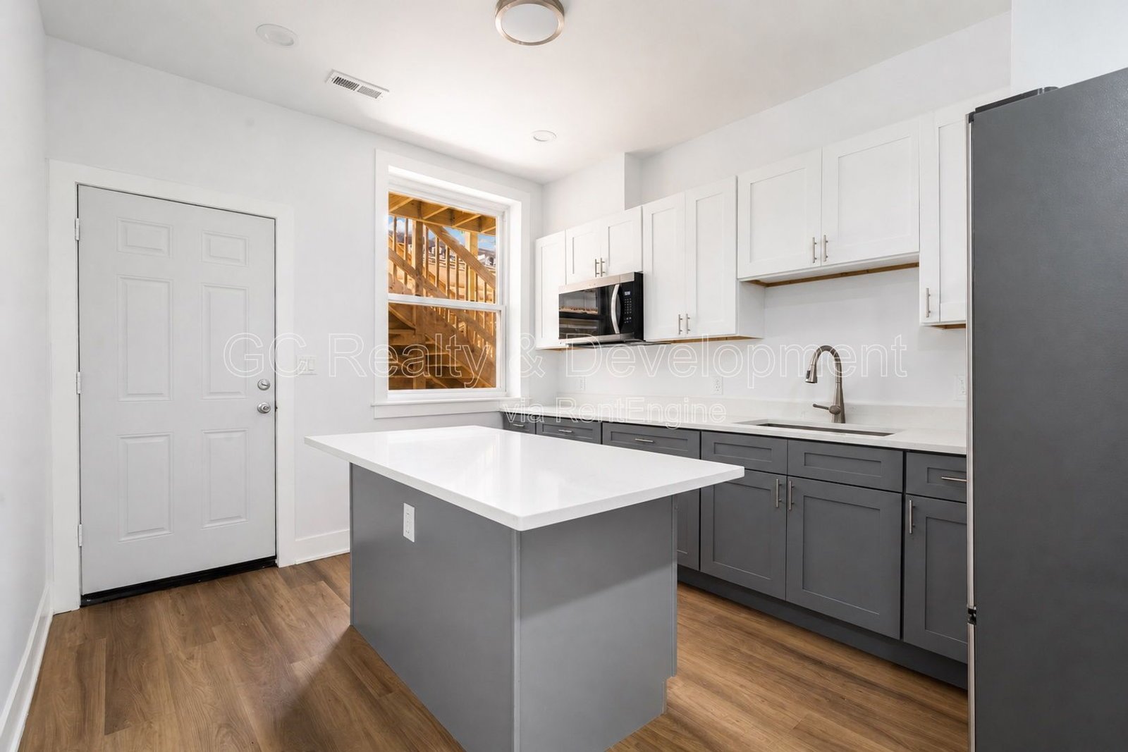 *** UPDATED THROUGHOUT / WRIGLEYVILLE / 3 BDRM - 1.5 BTH / PET FRIENDLY / IN UNIT LAUNDRY *** property image