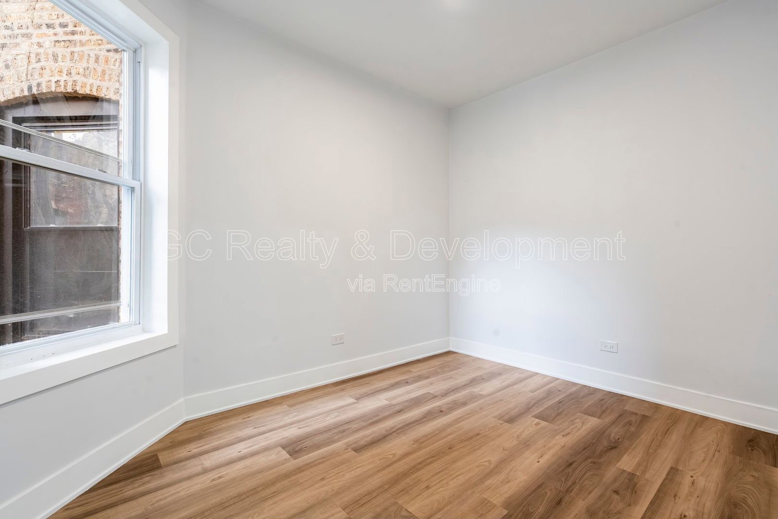 *** UPDATED THROUGHOUT / WRIGLEYVILLE / 3 BDRM - 1.5 BTH / PET FRIENDLY / IN UNIT LAUNDRY *** property image
