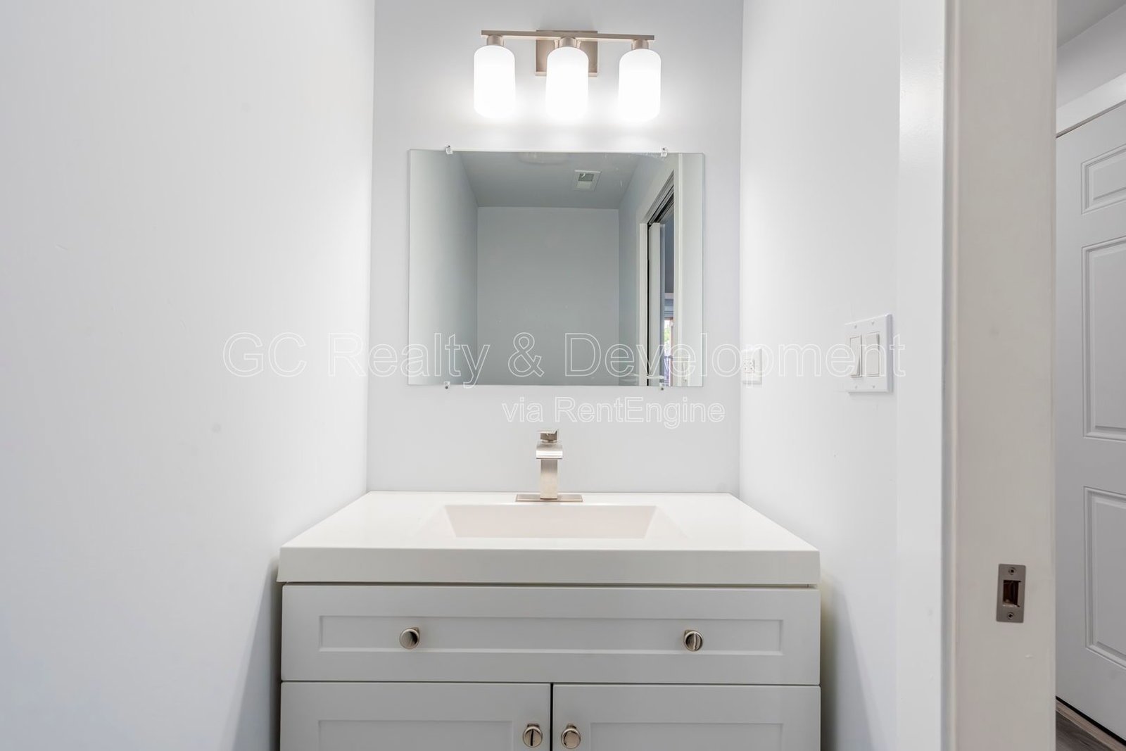 *** UPDATED THROUGHOUT / WRIGLEYVILLE / 3 BDRM - 1.5 BTH / PET FRIENDLY / IN UNIT LAUNDRY *** property image