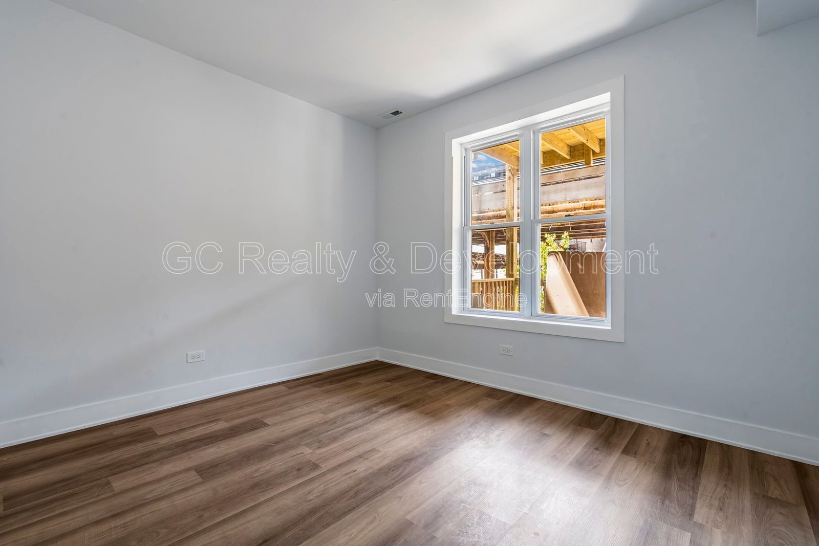 *** UPDATED THROUGHOUT / WRIGLEYVILLE / 3 BDRM - 1.5 BTH / PET FRIENDLY / IN UNIT LAUNDRY *** property image