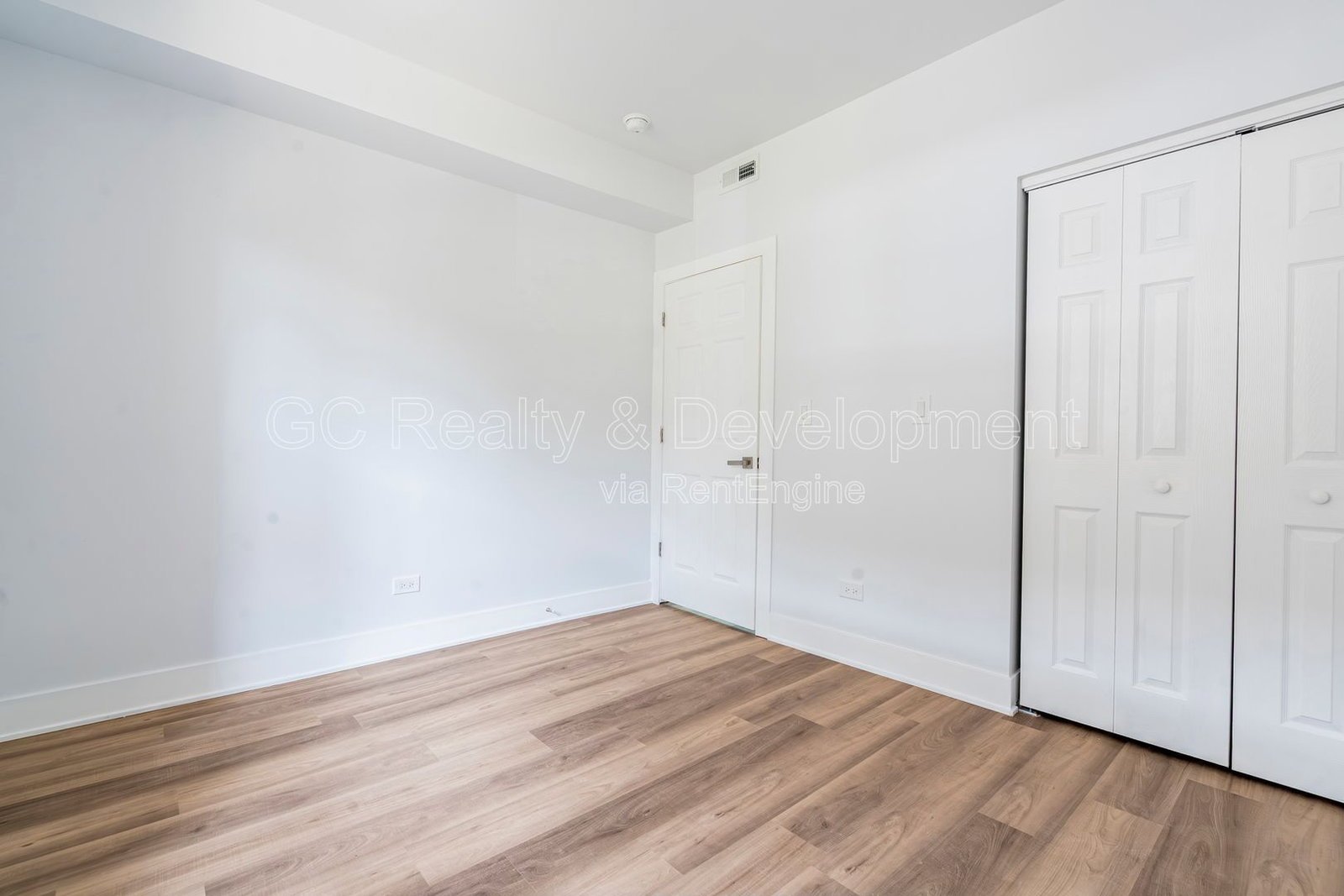 *** UPDATED THROUGHOUT / WRIGLEYVILLE / 3 BDRM - 1.5 BTH / PET FRIENDLY / IN UNIT LAUNDRY *** property image