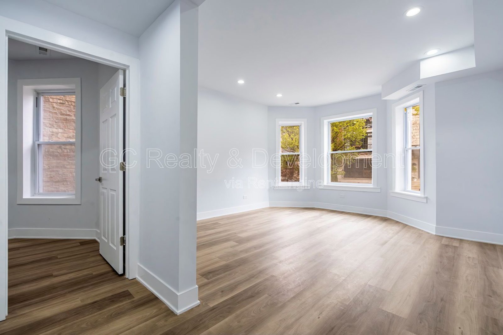 *** WRIGLEYVILLE / 2 BDRM - 1.5 BTH / PET FRIENDLY / IN UNIT LAUNDRY / WALK TO TRAIN *** property image
