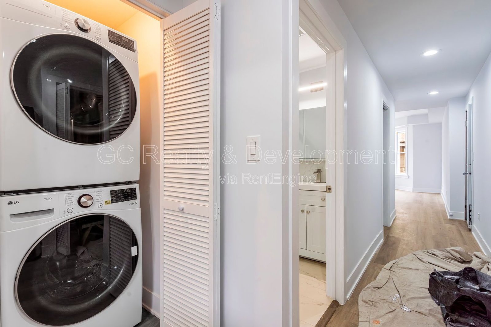 *** WRIGLEYVILLE / 2 BDRM - 1.5 BTH / PET FRIENDLY / IN UNIT LAUNDRY / WALK TO TRAIN *** property image